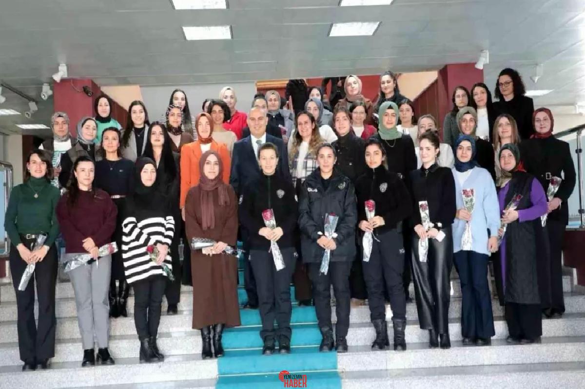 Vali Koç ve eşi, bayan çalışanlarla bir ortaya gelip 8