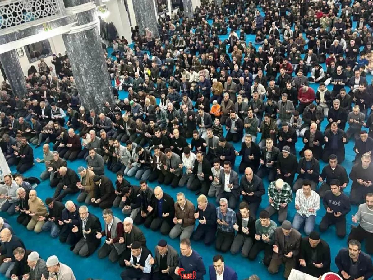Vali Koç, Kadir Gecesi'nde vatandaşlarla mescitte ibadet ederek duaların kabul