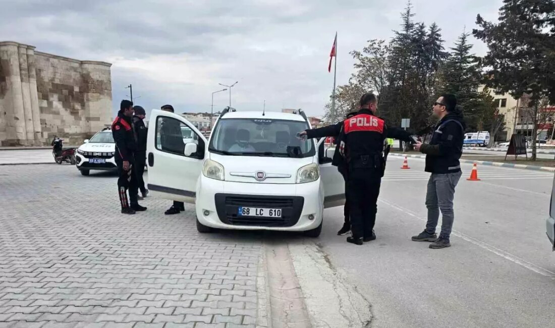 Sultanhanı'nda polis uzun namlulu silahlarla araç ve şahısları didik didik