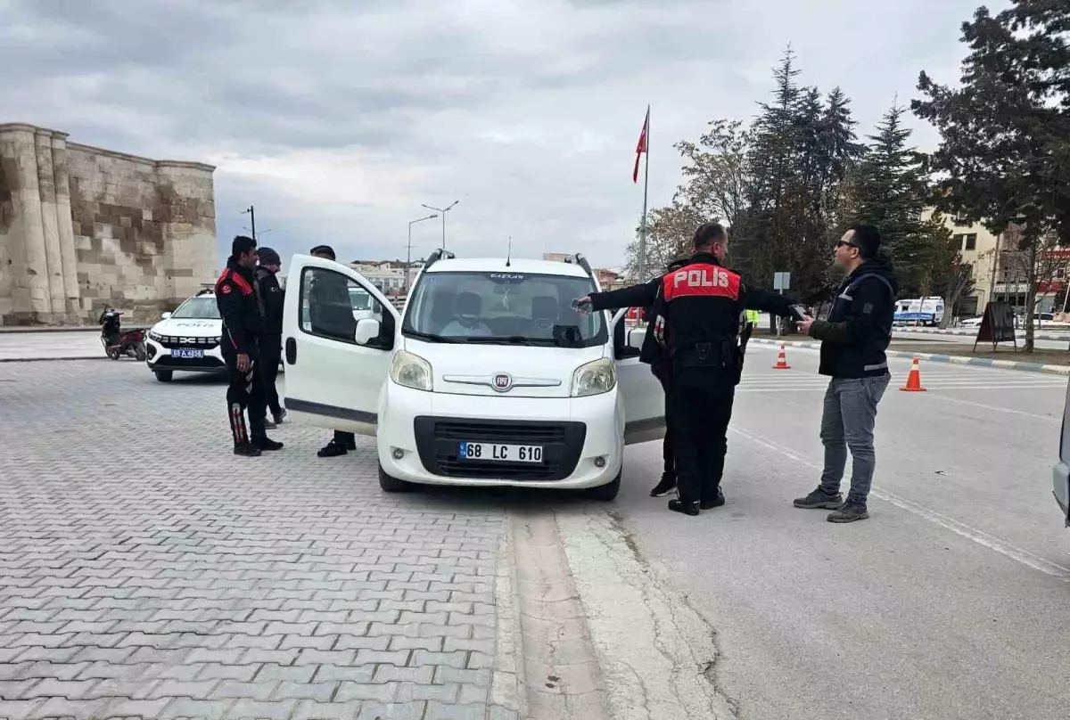 Sultanhanı'nda polis uzun namlulu silahlarla araç ve şahısları didik didik