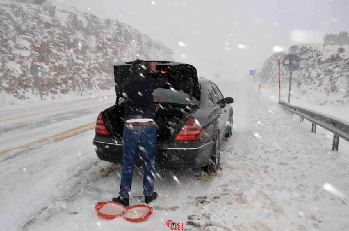 Kar yağışı ve buzlanma nedeniyle Akseki-Seydişehir kara yolu tır ve