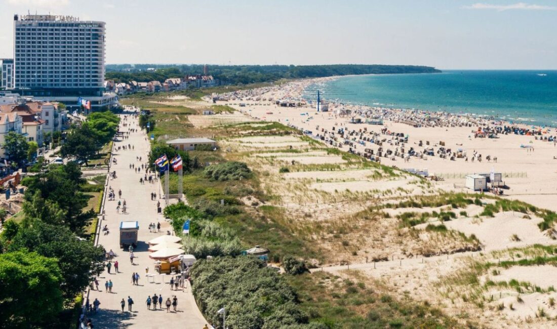 Almanya'nın Baltık Denizi kıyısındaki Rostock kentinin ünlü çıplaklar plajında mayo