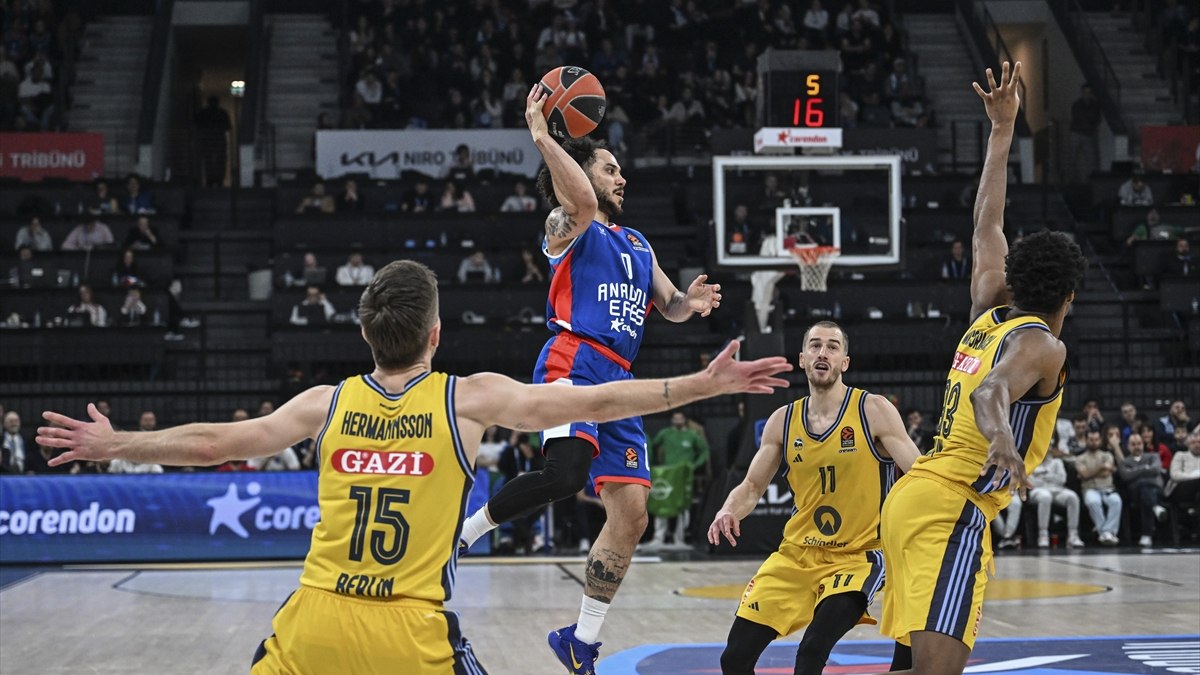 Anadolu Efes, EuroLeague'in 27. haftasında konuk ettiği Alba Berlin'i 98-73