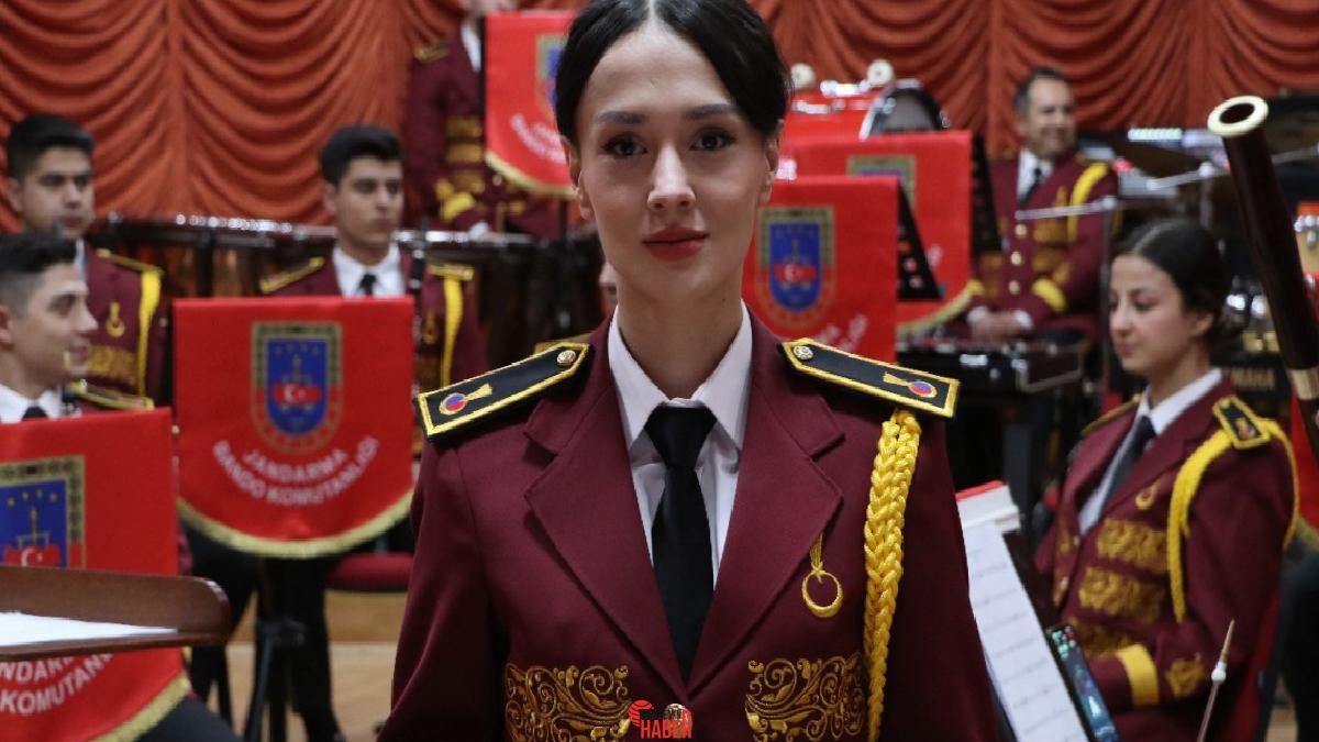 2022 yılından bu yana Jandarma Genel Komutanlığı Bandosu'nda solistlik yapan