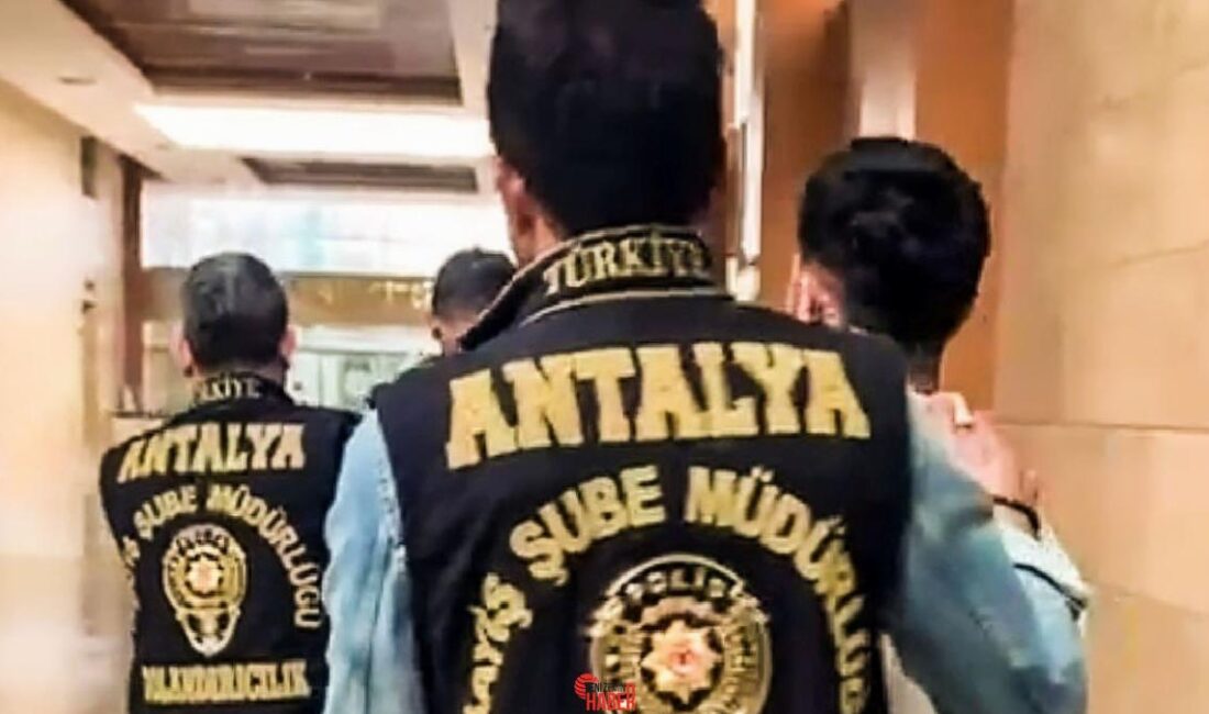 Antalya'da kendilerini başkomiser ve savcı olarak tanıtan 2 kuşkulu, E.A.