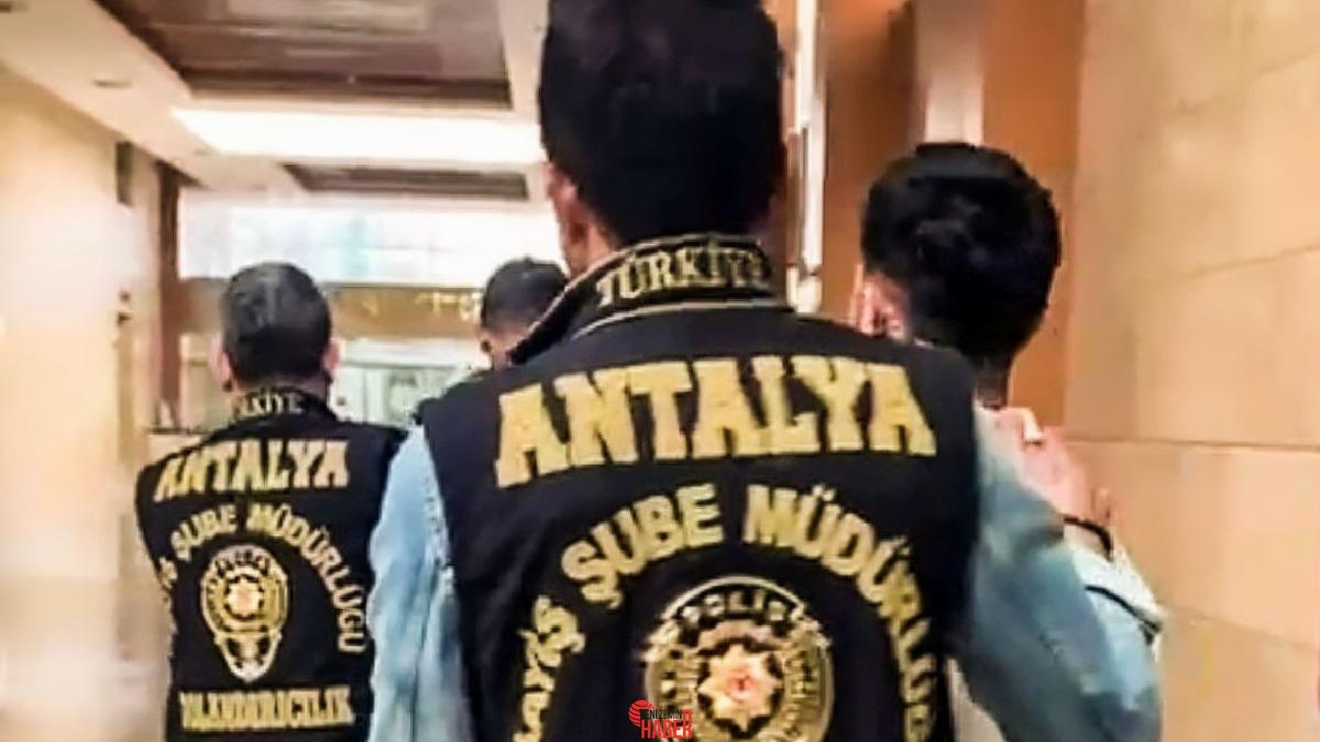 Antalya'da kendilerini başkomiser ve savcı olarak tanıtan 2 kuşkulu, E.A.