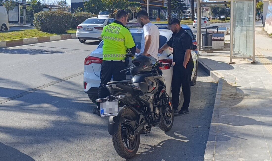 Manavgat'ta trafik takımlarının kontrolü sırasında durdurulan bir motosiklet şoförü ağabeyine
