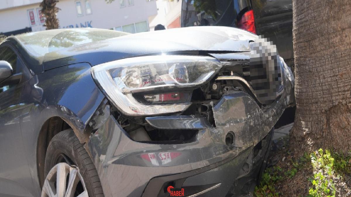 Antalya'da, özel halk otobüsü park halindeki 4 araca çarptı. Kazanın,