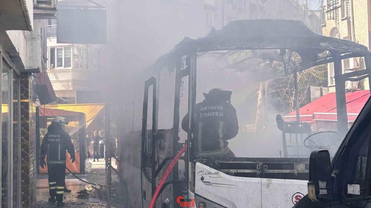 park halindeki otobüste çıkan yangın yürekleri ağza getirirken, otobüsün, 2