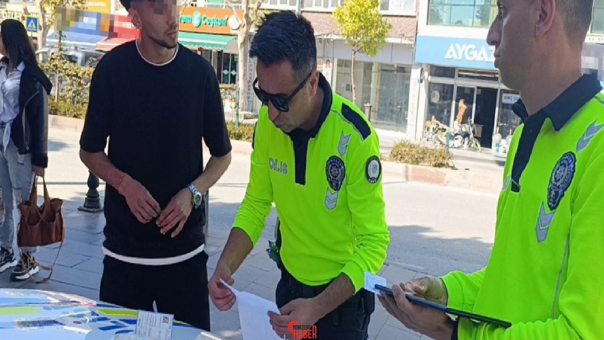 Manavgat'ta trafik kontrolü sırasında yakalanan ehliyetsiz motorlu bisiklet şoförü kendisini,