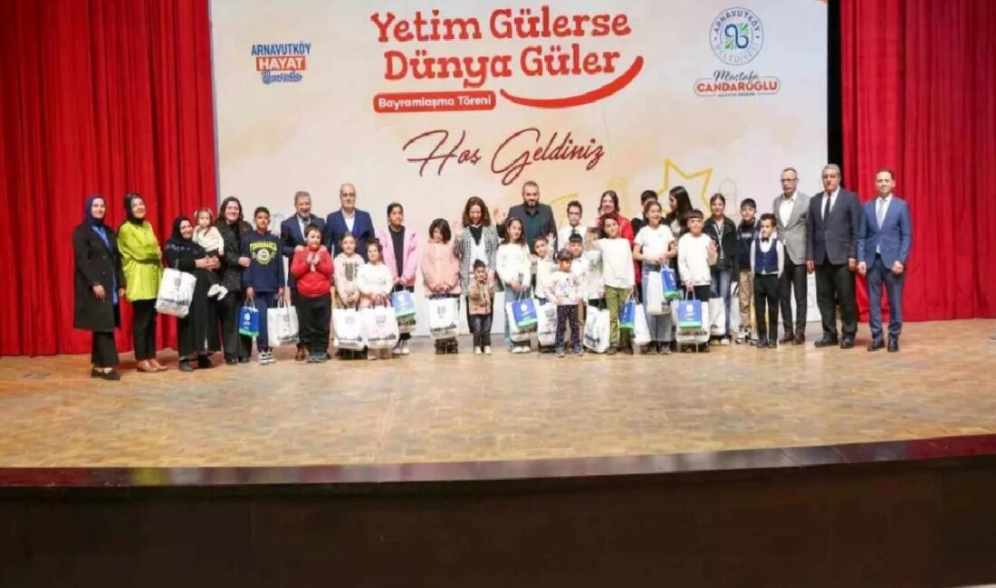Arnavutköy'de bayram öncesi düzenlenen aktiflikte 294 çocuğa bayramlık kıyafet ve