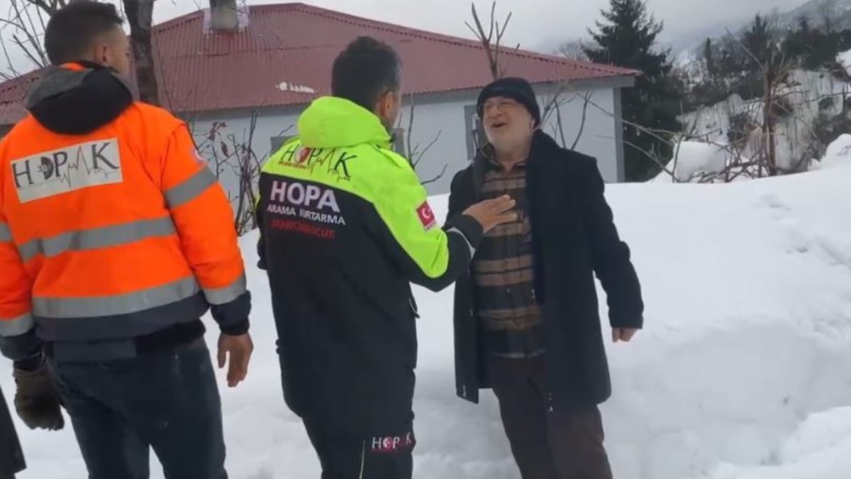 Hopa ilçesinde tesirli olan ağır kar yağışı nedeniyle 8 gündür