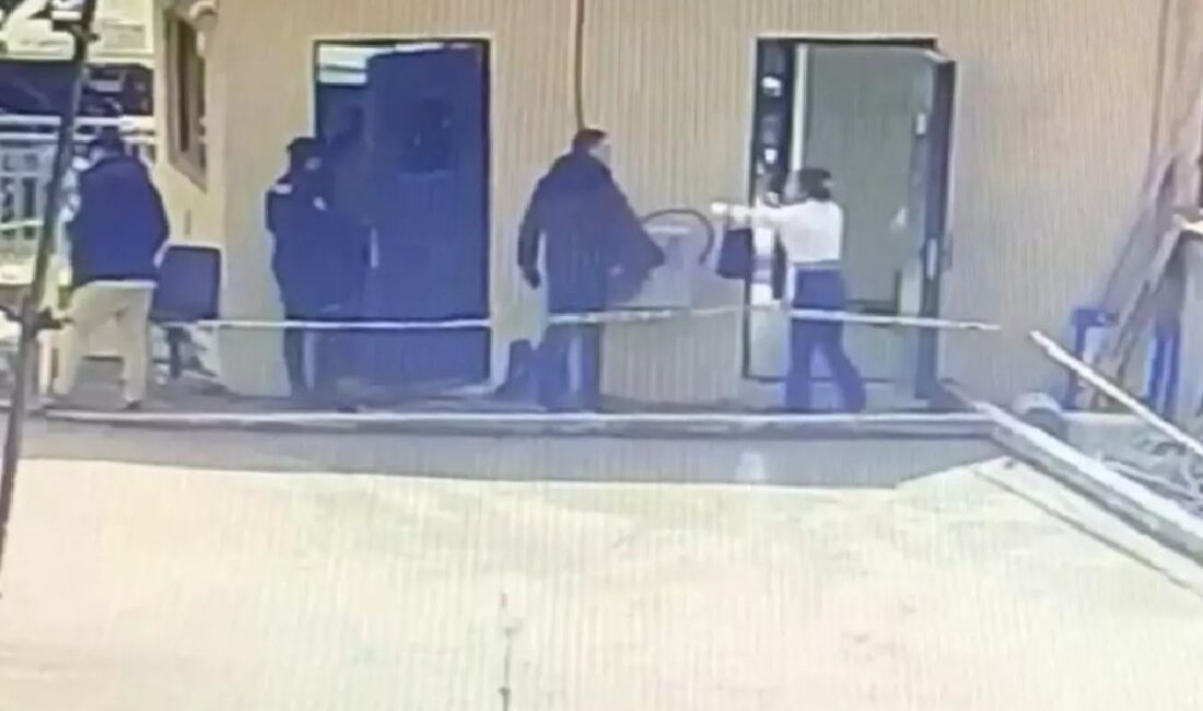 Polis merkezi önünde kuşkulu bayan ve erkek, üst aramasında polise