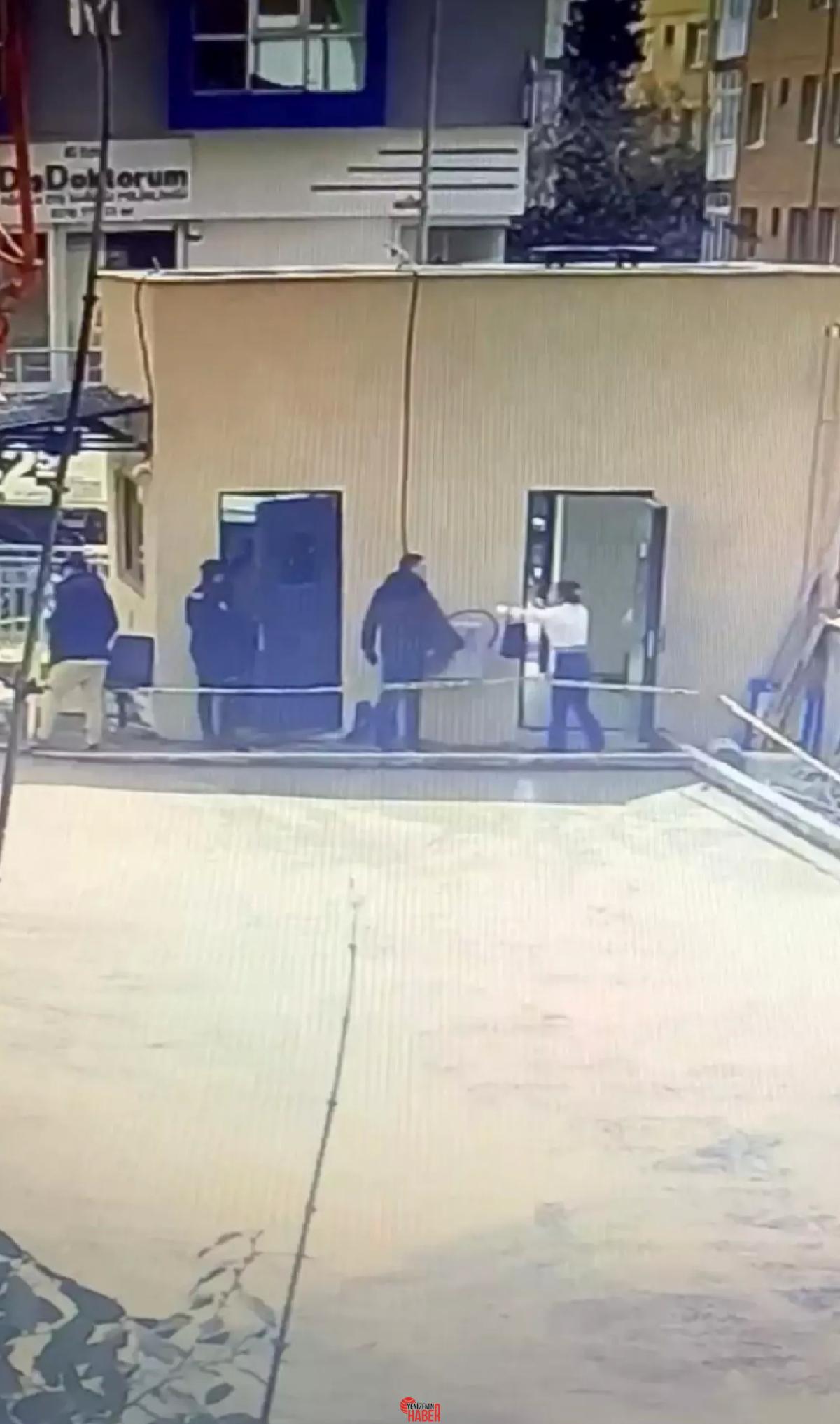 Polis merkezi önünde kuşkulu bayan ve erkek, üst aramasında polise