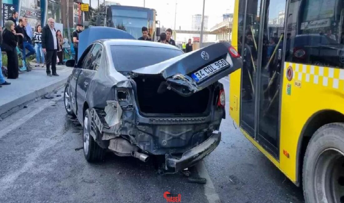 E-5 yan yolda denetimden çıkan araba, İETT otobüsüne ve bariyerlere