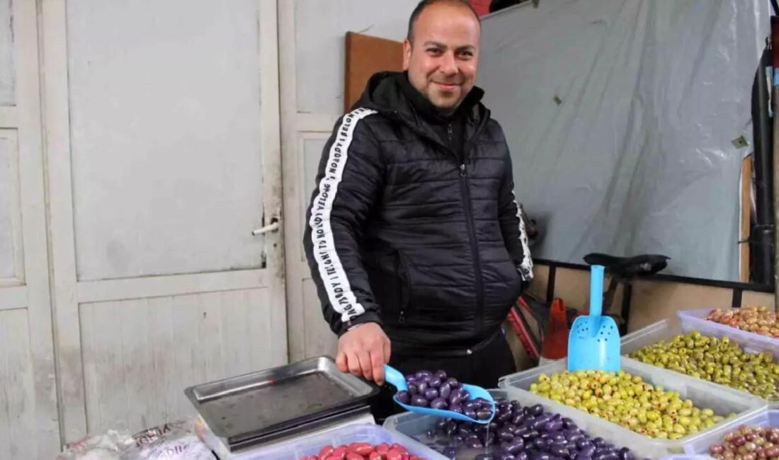 Pazarcı Mehmet Uyar, mor lahana ve pancar ile zeytinleri renklendirerek