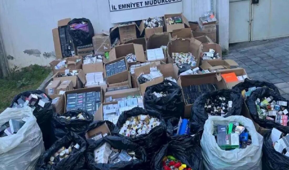 Polis, Ayvalık'ta düzenlediği operasyonda çok sayıda gümrük kaçağı eser ve