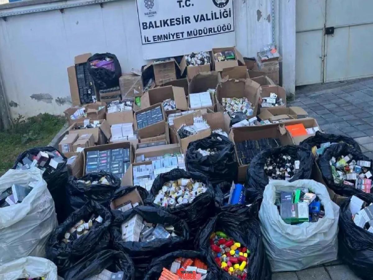 Polis, Ayvalık'ta düzenlediği operasyonda çok sayıda gümrük kaçağı eser ve