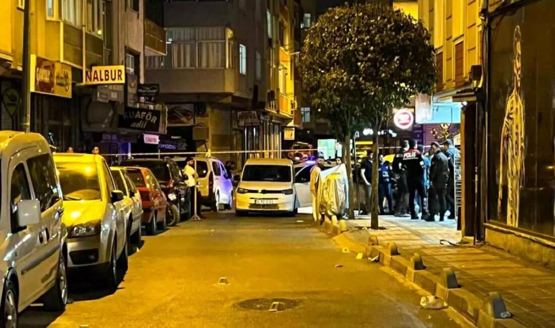İstanbul Bağcılar'da motosikletli iki kuşkulu, sokakta iki bireye saldırdı; bir