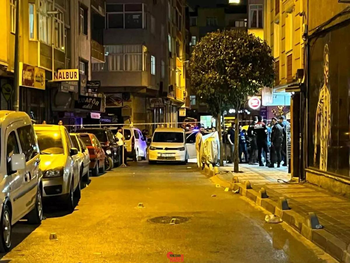 İstanbul Bağcılar'da motosikletli iki kuşkulu, sokakta iki bireye saldırdı; bir