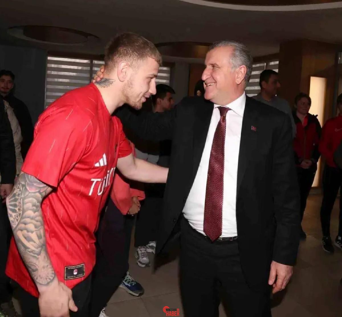 Gençlik ve Spor Bakanı Osman Aşkın Bak, ulusal atletlerle Ankara'da