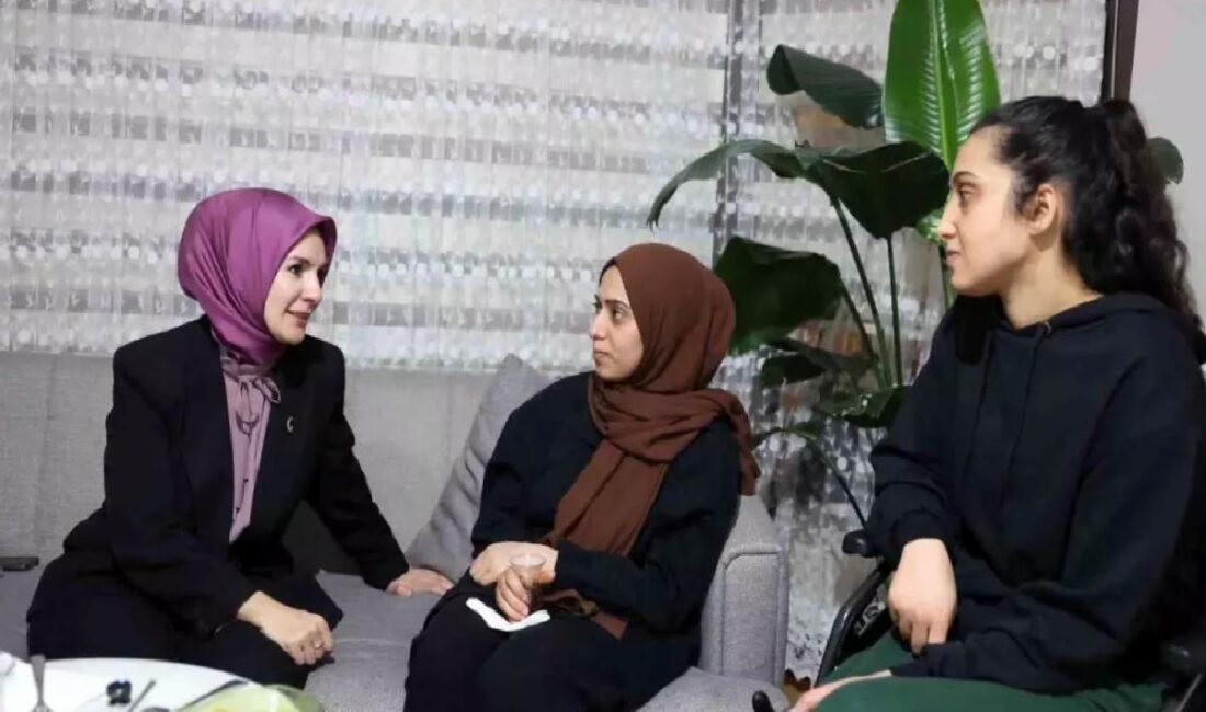 Bakan Göktaş, depremzede Sınırgeç ailesinin iftar sofrasına katılarak takviye oldu.
