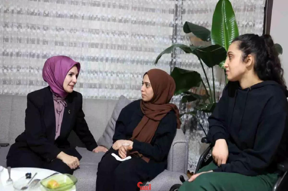 Bakan Göktaş, depremzede Sınırgeç ailesinin iftar sofrasına katılarak takviye oldu.