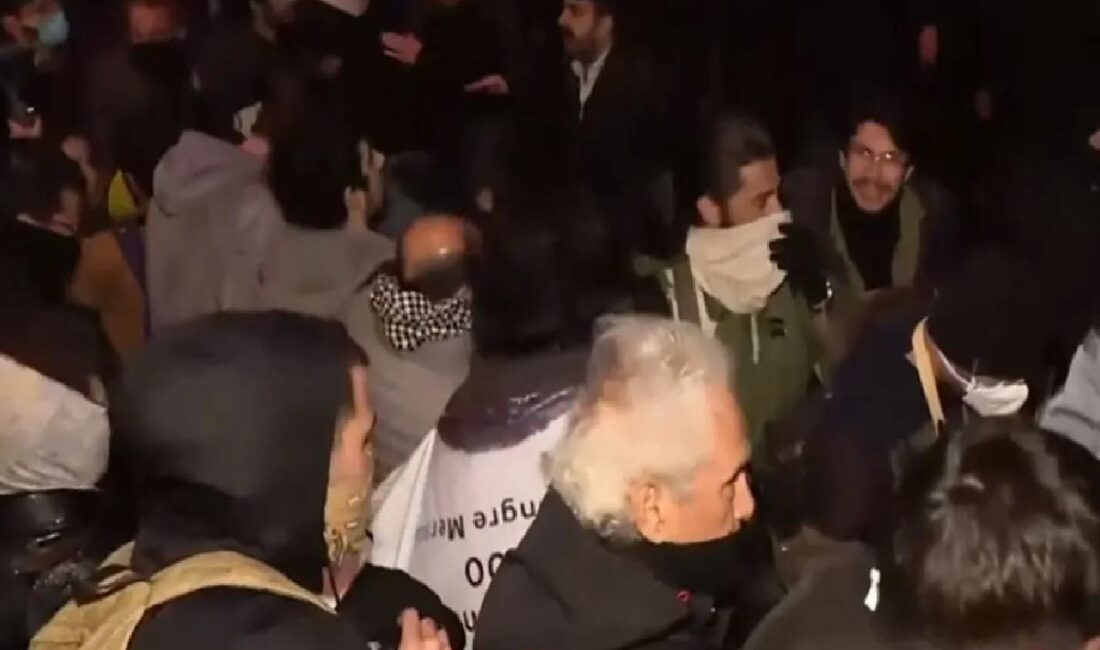 İBB Başkanı Ekrem İmamoğlu'nun gözaltına alınmasını protesto eden üniversite öğrencileri,
