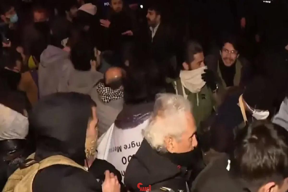 İBB Başkanı Ekrem İmamoğlu'nun gözaltına alınmasını protesto eden üniversite öğrencileri,