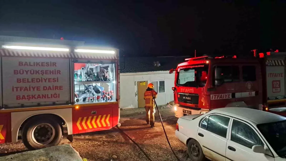 Altıeylül'de personellerin kaldığı konteynerde çıkan yangın itfaiye tarafından söndürüldü.