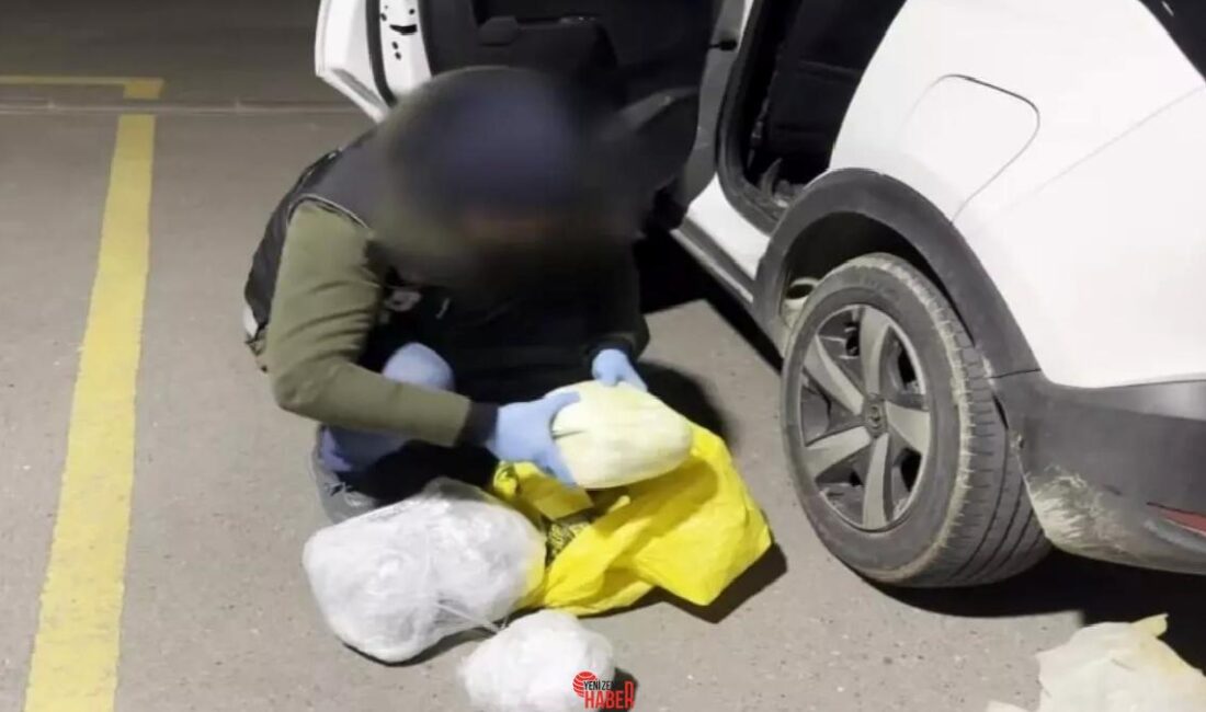 Polis, durdurduğu arabada 5.15 kilo uyuşturucu ele geçirip bir kişiyi