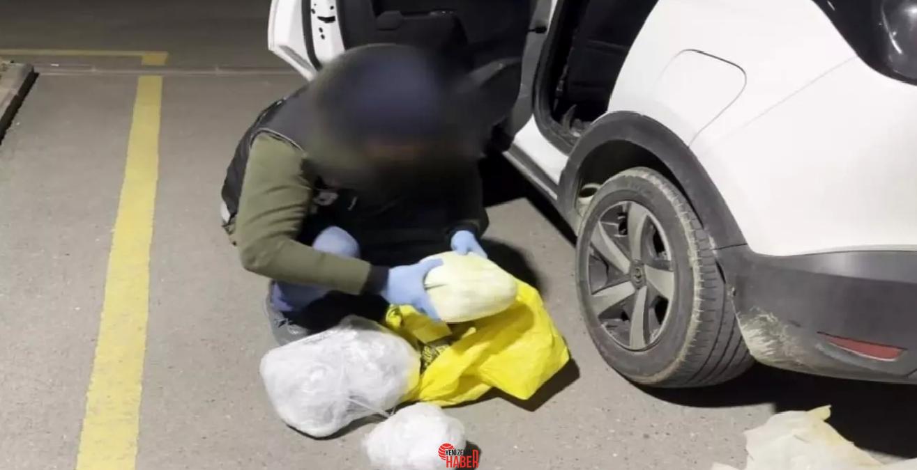 Polis, durdurduğu arabada 5.15 kilo uyuşturucu ele geçirip bir kişiyi