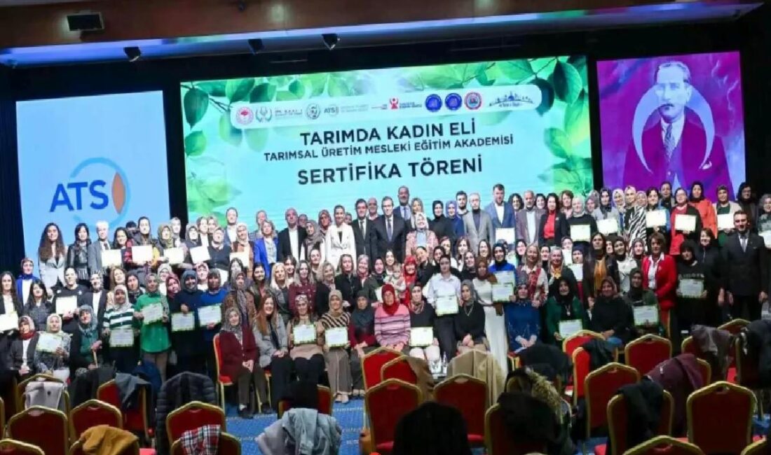 Antalya'nın Elmalı ilçesinde "Tarımda Kadın Eli" projesi kapsamında eğitimlerini tamamlayan