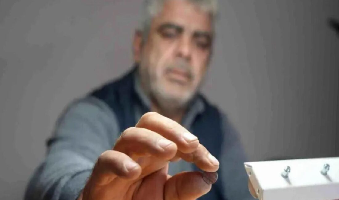 Bayram İpek, Bayburt'taki kehribarları işleyerek tespih ve takılar yapıyor, her