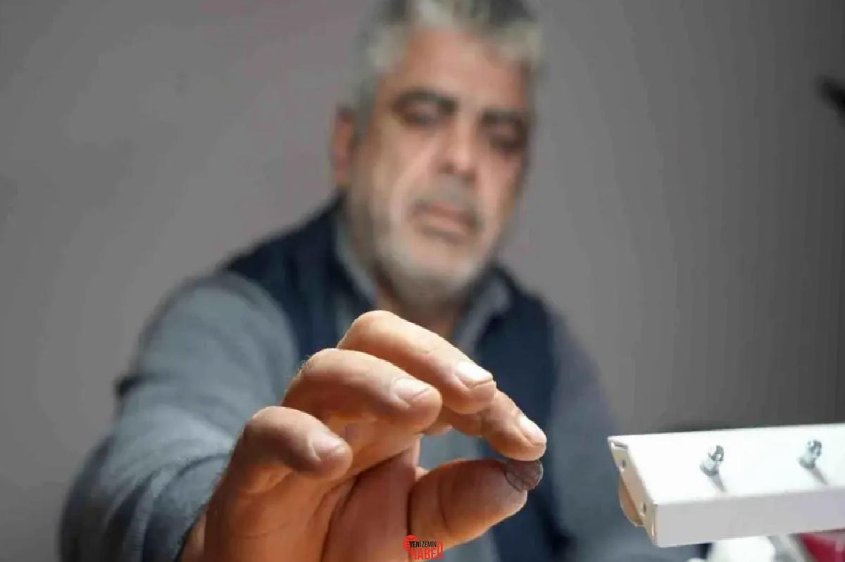 Bayram İpek, Bayburt'taki kehribarları işleyerek tespih ve takılar yapıyor, her
