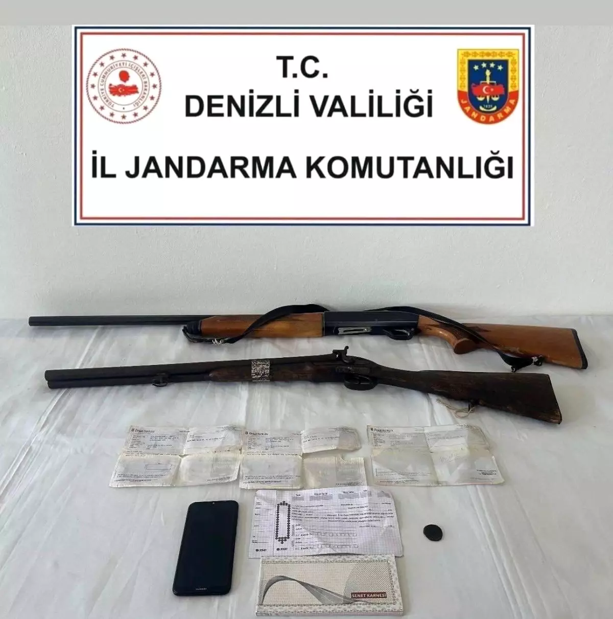 Denizli Beyağaç'ta jandarma tefecilik ile suçlanan bir şahsı gözaltına aldı,