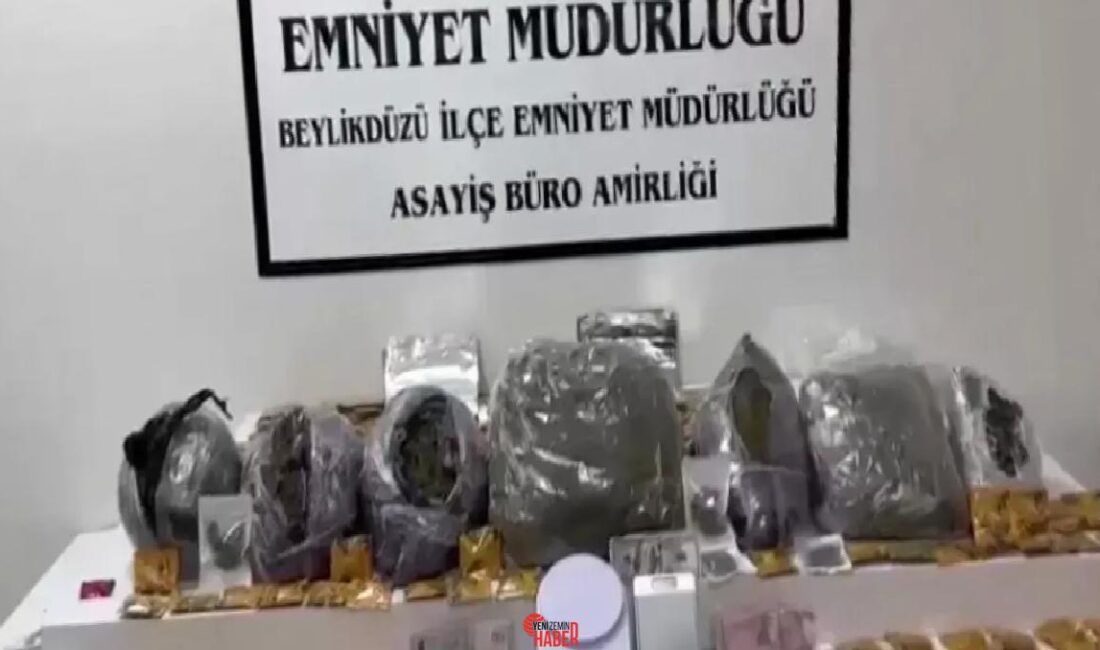 İstanbul Beylikdüzü'nde uyuşturucu taşıyan 4 kuşkulu yakalandı, 8.7 kg esrar