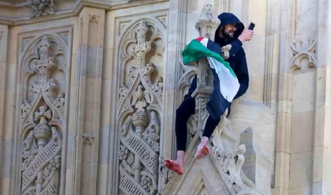 Big Ben Saat Kulesi'ne tırmanan bir şahıs, acil servislerle saatlerdir