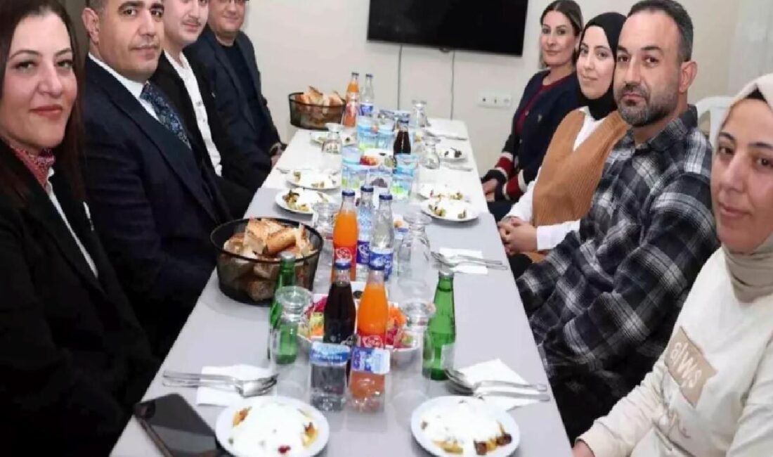 Zelzele sonrası Düzce'ye yerleşen Biner ailesi, Vali Aslan'ı iftar sofrasında