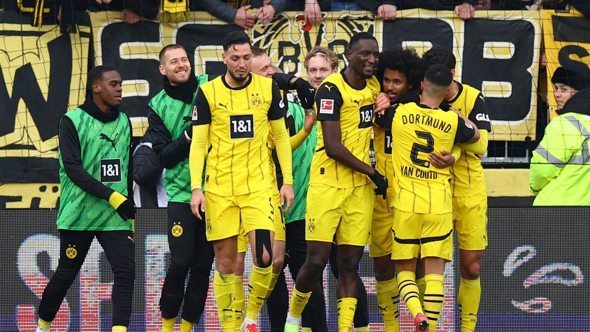 Borussia Dortmund, Bundesliga'nın 24. haftasında deplasmanda St.Pauli'yi 2-0'lık skorla mağlup