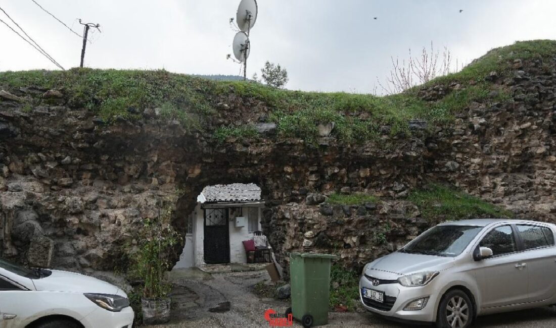 Osmangazi ilçesinde yer alan 2 bin yıllık tarihi surların üzerine