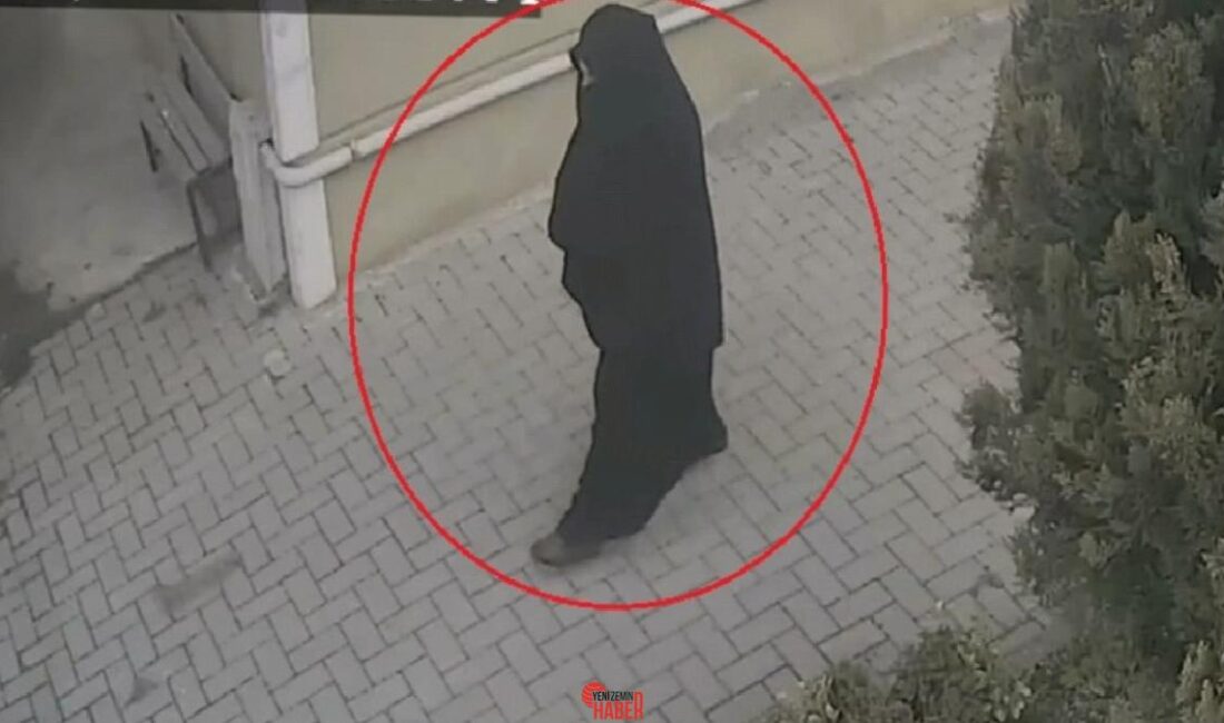 İnegöl ilçesinde, çarşaf giyip gittiği ablasının konutuna, ayakkabılıktaki yedek anahtarı