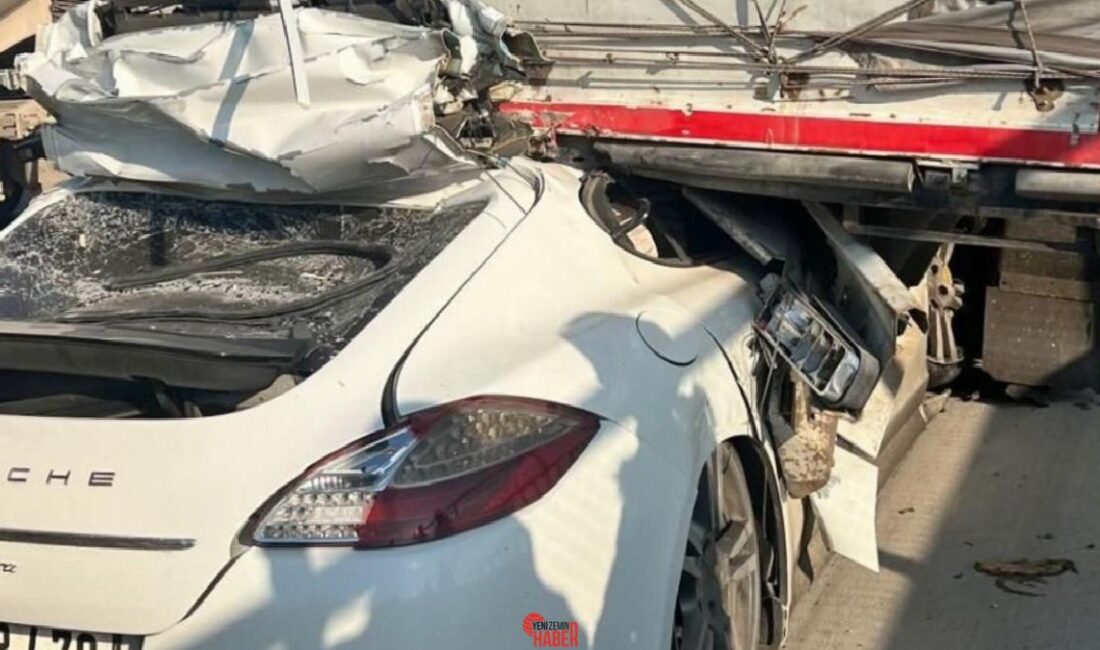 Lüks arabanın denetimden çıkarak tırın altına girdiği kazada, araba hurdaya