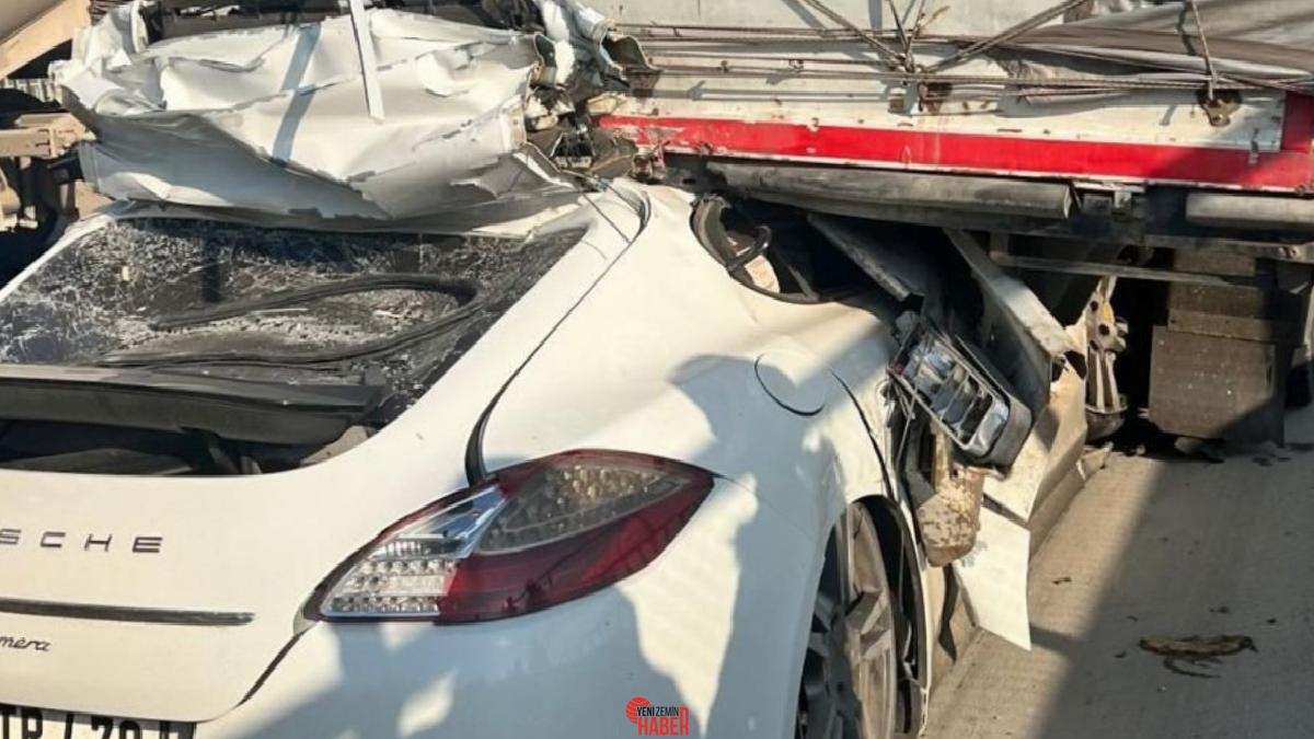 Lüks arabanın denetimden çıkarak tırın altına girdiği kazada, araba hurdaya