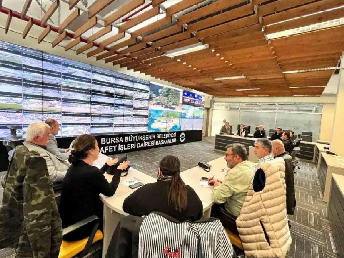 Bursa Büyükşehir Belediyesi, muhtarlarla bir ortaya gelerek afet öncesi tedbirler