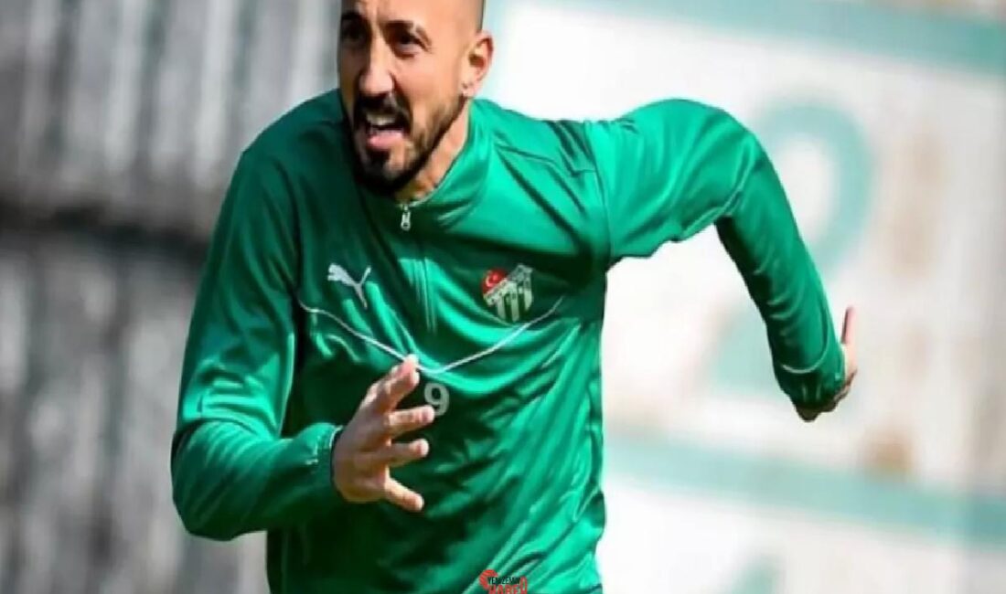 Bursaspor'un 37 yaşındaki kaptanı Ahmet İlhan Özek, Kuşadasıspor maçında gördüğü