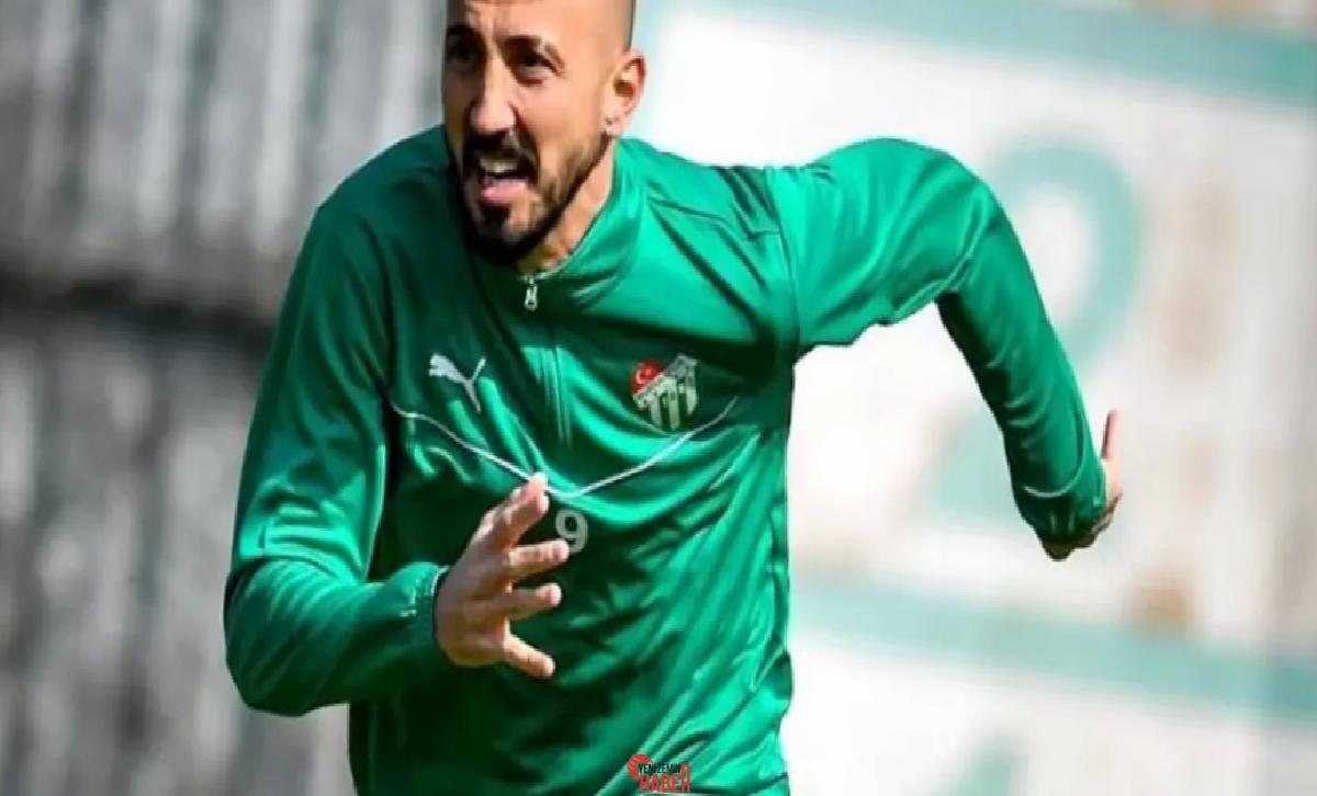 Bursaspor'un 37 yaşındaki kaptanı Ahmet İlhan Özek, Kuşadasıspor maçında gördüğü