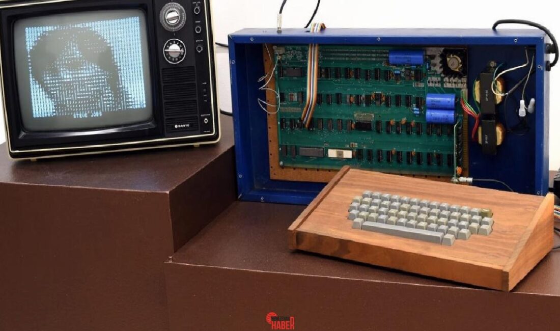 Apple'ın efsanevi birinci bilgisayarı Apple-1, düzenlenen açık artırmada 375 bin