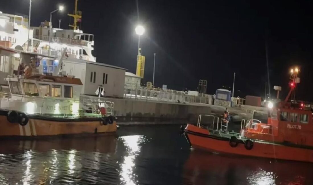 Çanakkale Boğazı'nda, Rusya'dan Mersin'e giden "Ocean Euphrosyne" isimli tankere refakat
