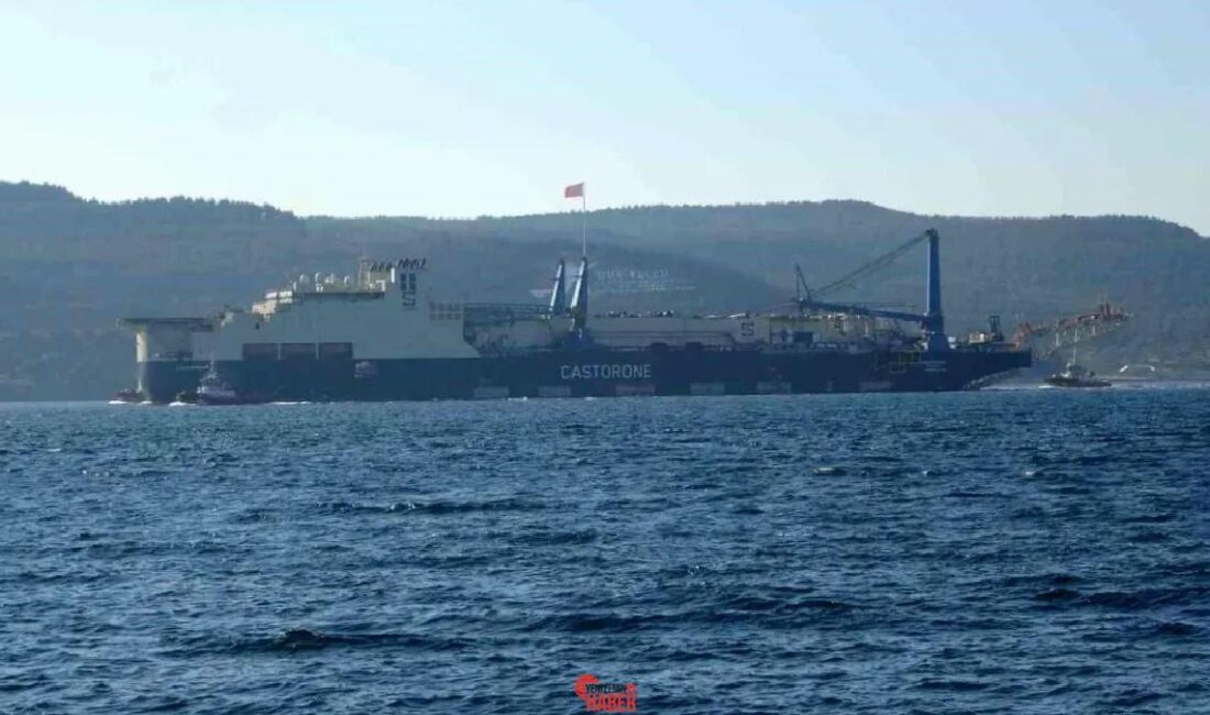 Doğalgaz borularını döşeyen 'Castorone' gemisi, Çanakkale Boğazı'ndan geçerek Ege Denizi'ne